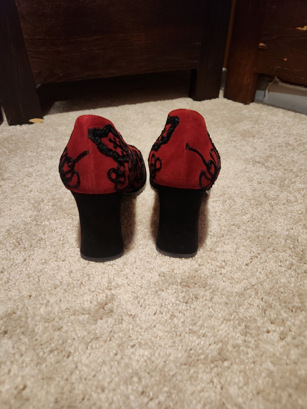 Yves Saint Laurent Red Embroidered Floral Pump - Picture 5 of 7